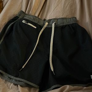 Worn once Vuori Banks Shorts 5” blue with polka dots